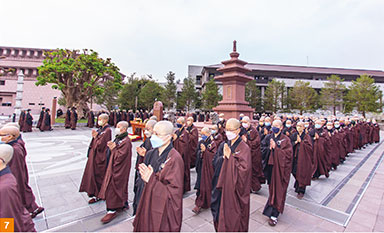 大眾法師恭敬合掌，依序繞塔，表達對恩師的無盡感恩